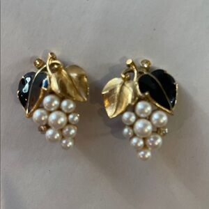 Trifari Kunio Matsumoto Grapes Pearl Cluster Clip-On Earrings Gold Tone Signed